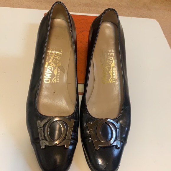 SALVADOR FERRAGAMO SZ 7B BLACK PATENT L. PREOWNED - Picture 3 of 13